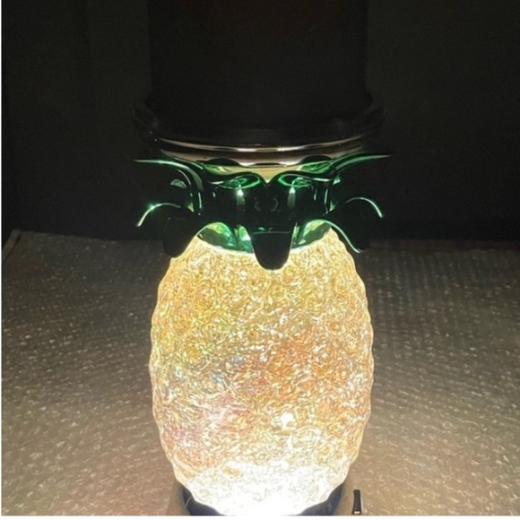 [Bath & Body Works] NWT PINEAPPLE GLITTER WATER-GLOBE LIGHT UP CANDLE
HOLDER - Picture 3 of 11